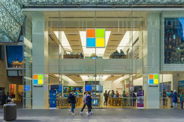 Voetgangers passeren door Microsoft flagship store in Sydney — Stockfoto