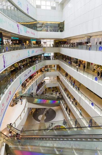 Centro comercial de Hong Kong com compradores — Fotografia de Stock