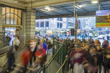 Flinders Sokağı tren istasyonunun, Melbourne pik saat sırasında girişlerinde birinde commuters