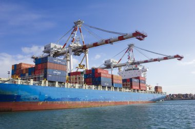Swanson Dock bağlantı noktası Melbourne, Avustralya, bir konteyner gemisi içinde boş kapsayıcılar 