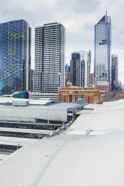 Veduta della stazione di Southern Cross a Docklands, Melbourne e grattacieli — Foto Stock