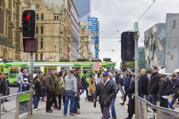 Flinders Sokağı İstasyonu Melbourne dışarıda dur ırkçılık şimdi afişlerin holding bir protestocu görünümünü — Stok fotoğraf