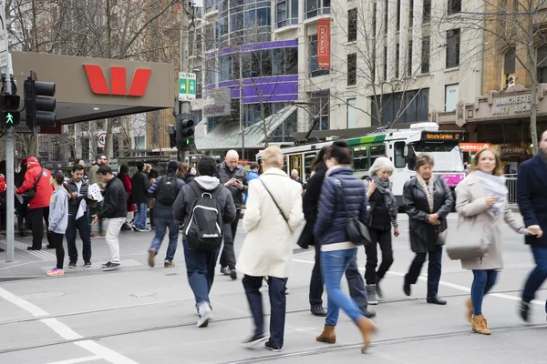 Communters oversteken van de straat in Melbourne — Stockfoto