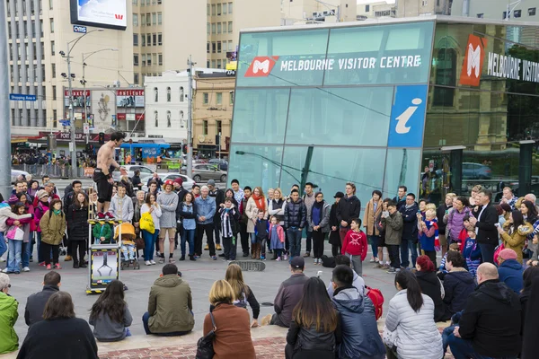 Straat performer uitvoeren op Federation Square in Melbourne — Stockfoto