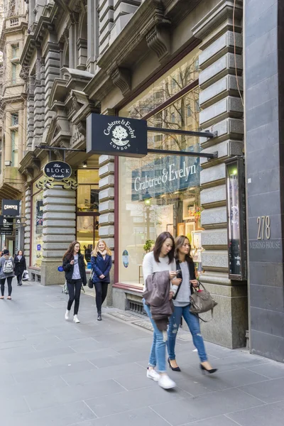 Mensen wandelen langs Collins Street in Melbourne, Australië — Stockfoto