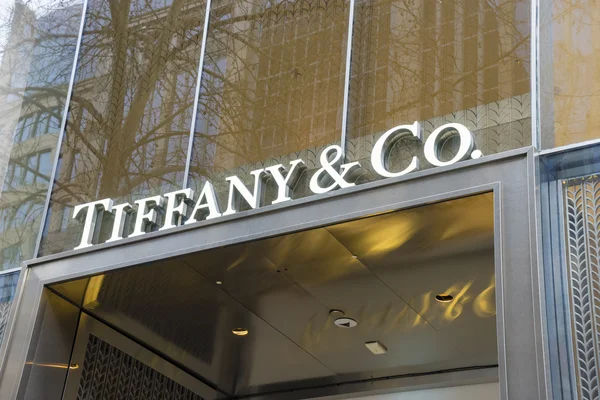 Знак с логотипом Tiffany and Co. на их магазине в Мельбурне, Австралия — стоковое фото