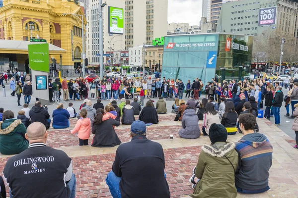 Straat performer onderhoudend de menigte op Federation Square in Melbourne — Stockfoto