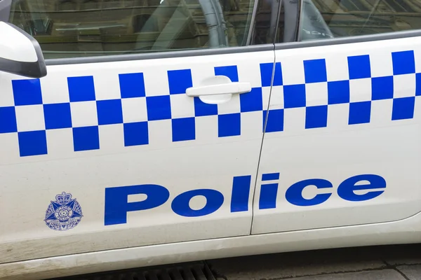 Polis arabanın üzerine işaret