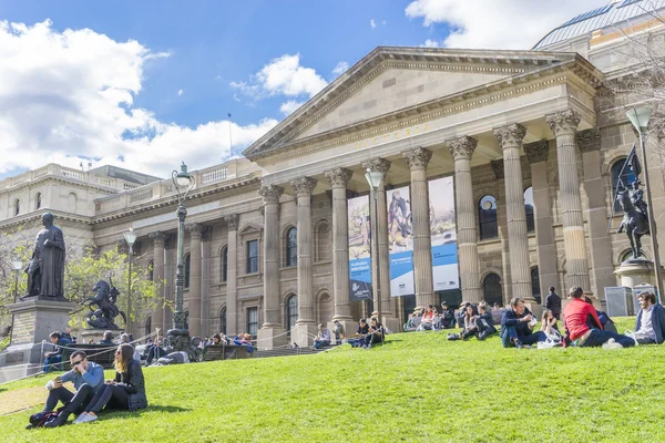 Cephe, avlu ve Melbourne Victoria eyalet Kütüphane çim görünümünü