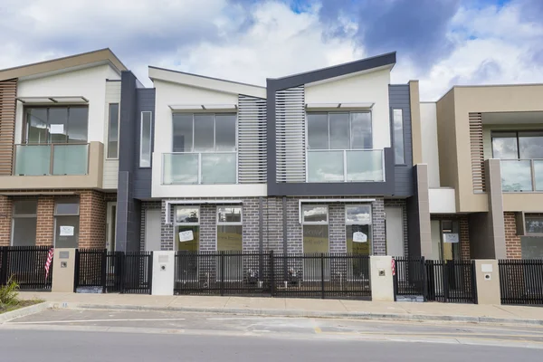 Yeni çağdaş townhouses inşa edilmiş 
