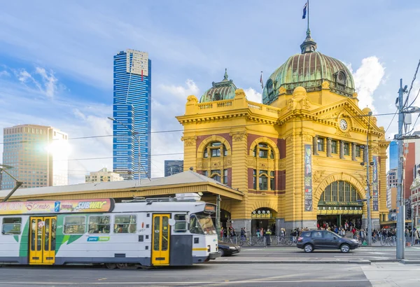 Estación de tren de Flinders Street en Melbourne, Australia cerca del atardecer — Foto de Stock