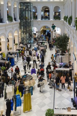 İnsanlar Melbourne H ve M mağazasında alışveriş
