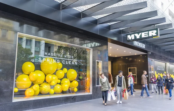 Shoppers buiten Myer wandelen in Melbourne — Stockfoto