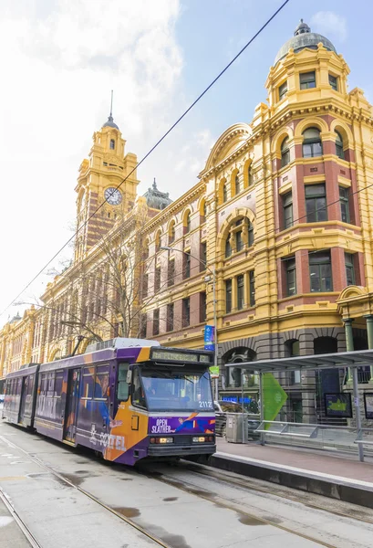 Flinders Sokağı İstasyonu Melbourne dışında bir tramvay 