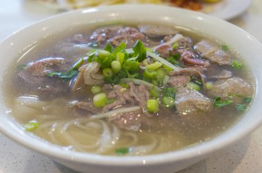 Vietnamca pho şehriye çorbası