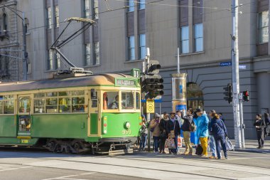 Yolcular ve turistler tramvay istasyonu