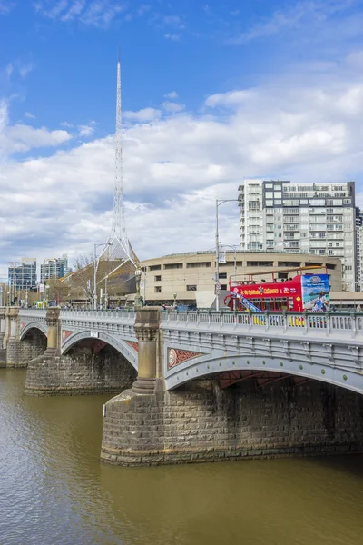 Melbourne Arts Centre Spire a turisty na turné autobus — Stock fotografie