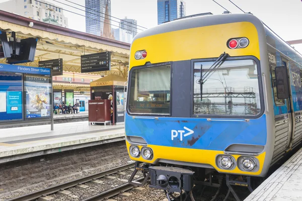 Flinders Sokağı tren istasyonu Melbourne, Avustralya'da platformunun tren