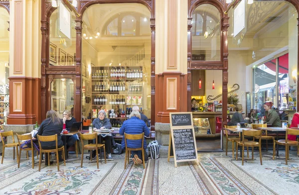 Mensen in een indoor, stijlvolle café in een klassieke winkelcentrum in Melbourne — Stockfoto