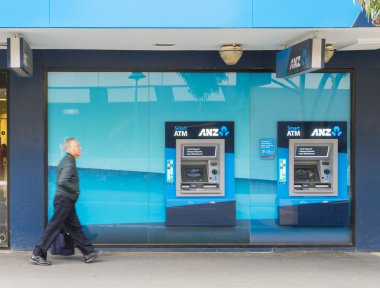 Yürüyen yaşlı adam geçmek Anz banka