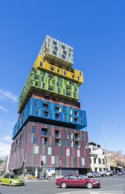 Yeni, modern, renkli ve futuristik görünümlü daire kompleksi görünümünü