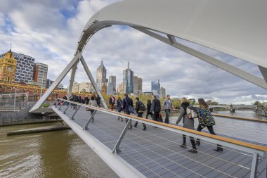 Melbourne Southgate yaya köprüsü üzerinde yürüyen insanlar