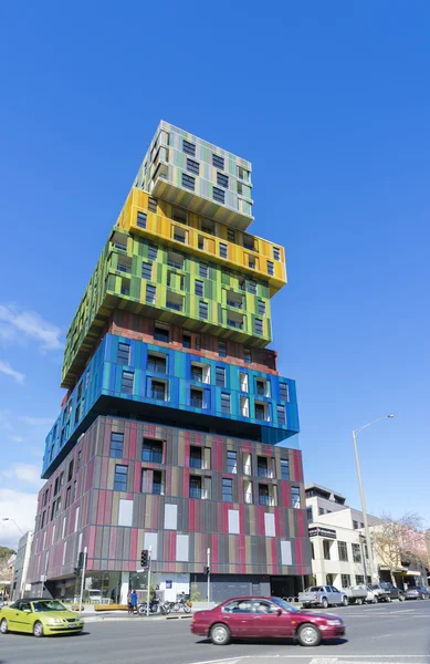 Vista do novo, moderno, colorido e futurista complexo de apartamentos — Fotografia de Stock