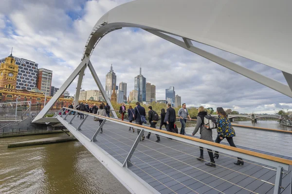 Melbourne Southgate yaya köprüsü üzerinde yürüyen insanlar