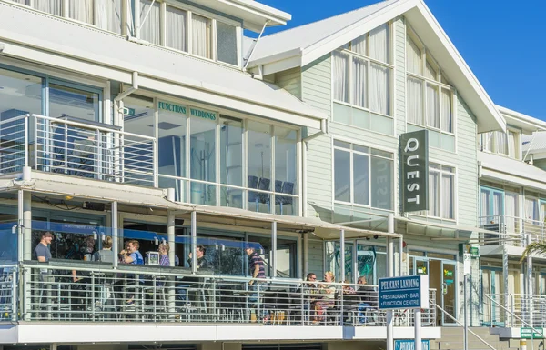 İnsanlar bir restoran ve Quest Serviced Apartments Melbourne