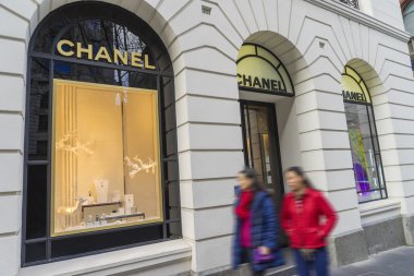 Chanel mağaza alışveriş yürümek geçmek