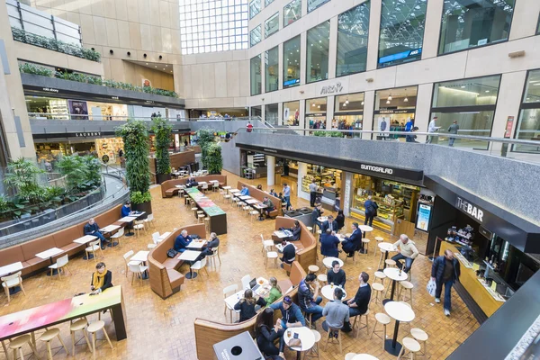 Kantoorpersoneel in de moderne food court — Stockfoto