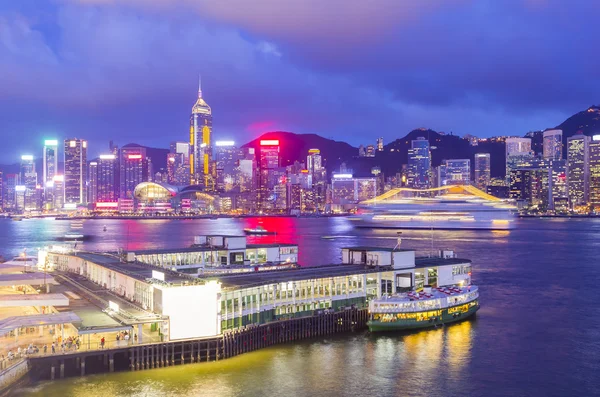 Hong Kong manzarası ve alacakaranlıkta İskelesi