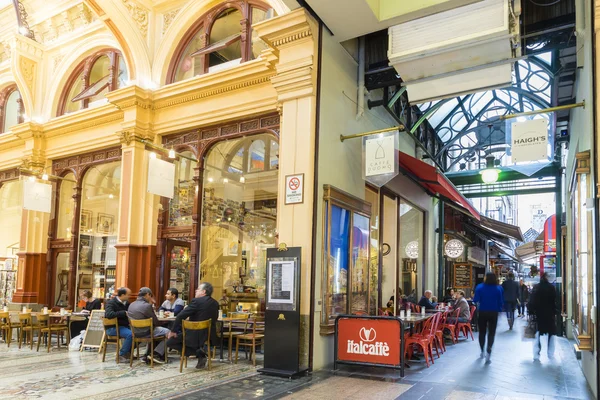 Mensen in stijlvolle cafetaria's in Melbourne — Stockfoto