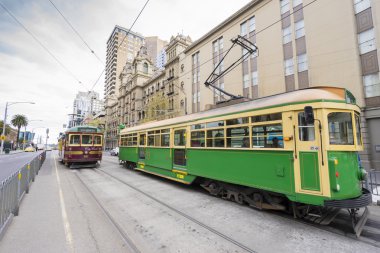 İnsanlar ve Melbourne sokakta vintage tramvay