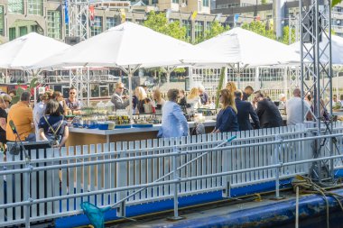 Yakın çekim yeni yüzen restoran ve bar Melbourne