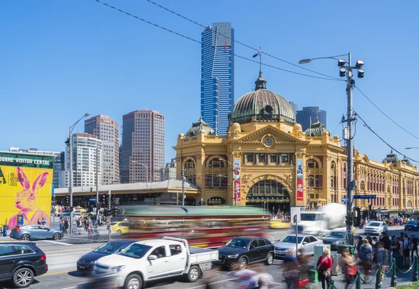 Flinders street, historische und moderne gebäude in melbourne — Stockfoto