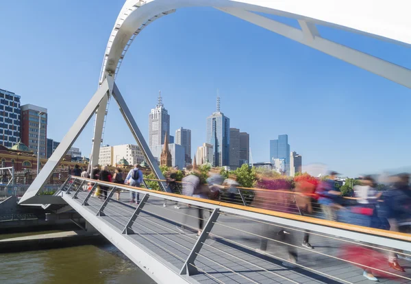 Pessoas que atravessam a ponte de Southgate em Melbourne — Fotografia de Stock