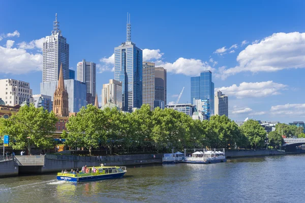 Melbourne skyline with sightseeing ferry and restaurant — Stock Photo, Image