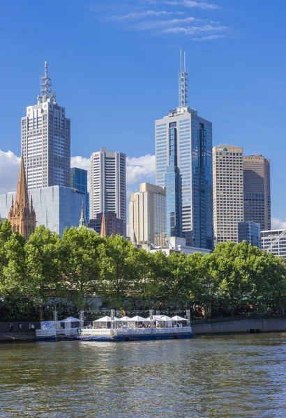 Melbourne skyline with floating restaurant — Stock Photo, Image