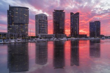 Gün batımı sırasında Melbourne modern daireler