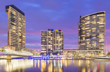 Modern konut Docklands, Melbourne alacakaranlıkta