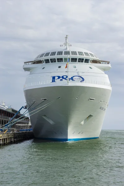 View of the bow of cruise ship in the pier — Stock Photo, Image