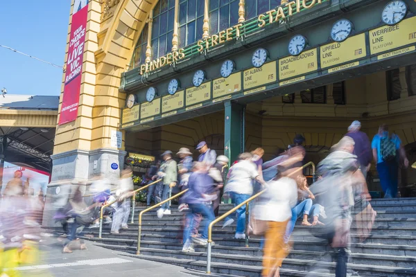 Pendelaars buiten het Flinders Street Station in Melbourne — Stockfoto