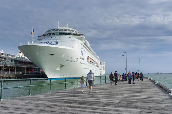 View of people and cruise ship in the pier — Stock Photo, Image