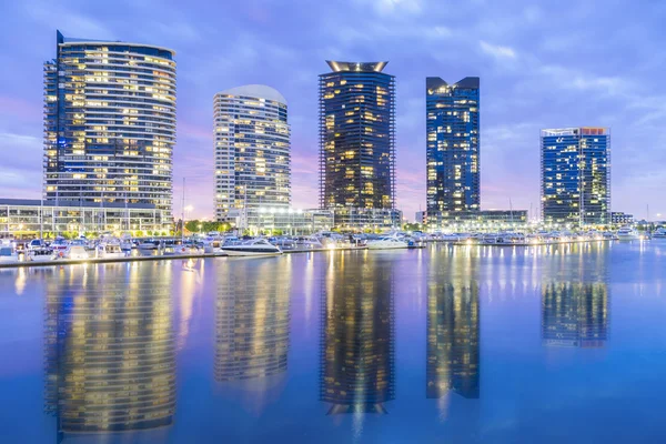 Alacakaranlık sırasında Melbourne içinde gökdelenler