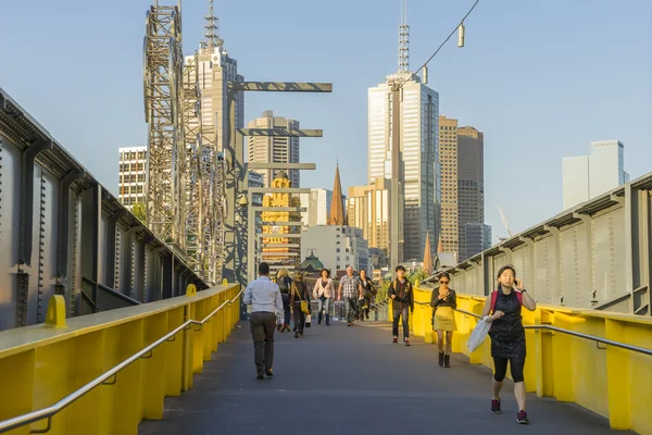 Melbourne yaya köprüsü üzerinde yürüyen insanlar — Stok fotoğraf