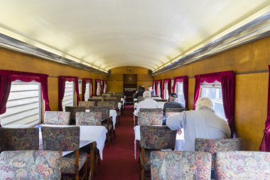 İnsanlarda vintage tren yemek vagonu