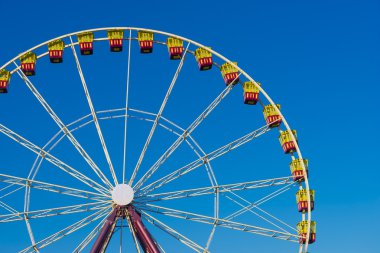 Mavi gökyüzünün arka planında dönme dolap