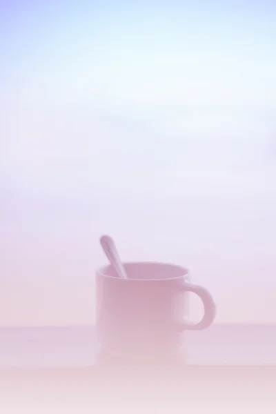 Кофейная чашка падать одиноко с мягким Фокус цвет фильтруется и небо backgrond Стоковое Изображение