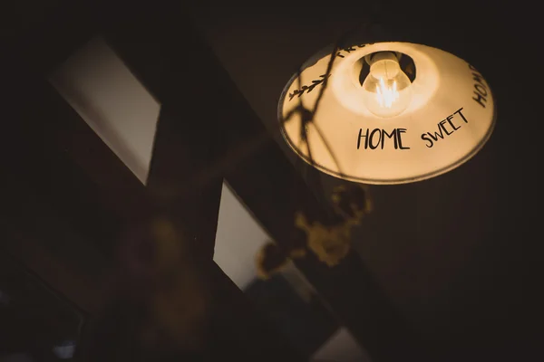 Чувствуйте себя одиноко со сладким домашним Lamp Стоковое Фото